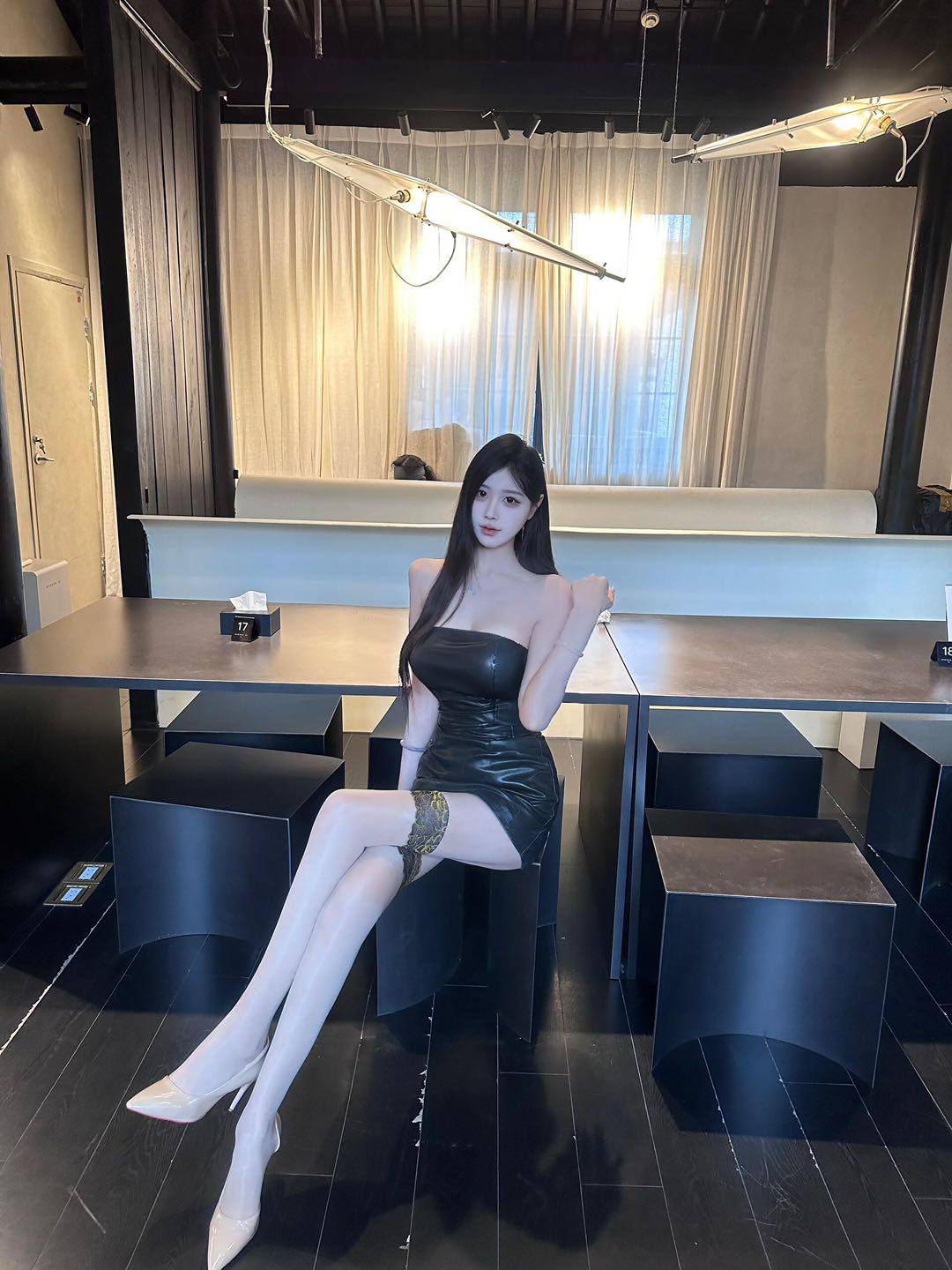 高大白御姐车模  优优  年龄：03 身高：180 腿长110  体重：55罩杯：真E 真实车展模特 首次登陆沪  110cm腿玩年 丰满前凸后翘  丝袜战神榨汁机 口活好